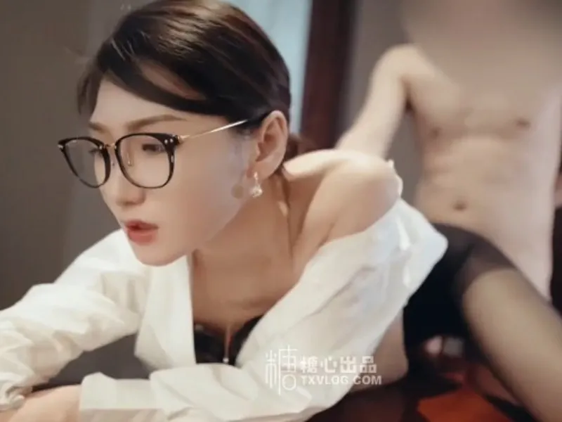 Vào phòng riêng được tiền bối nữ dâm đãng liếm cò cho