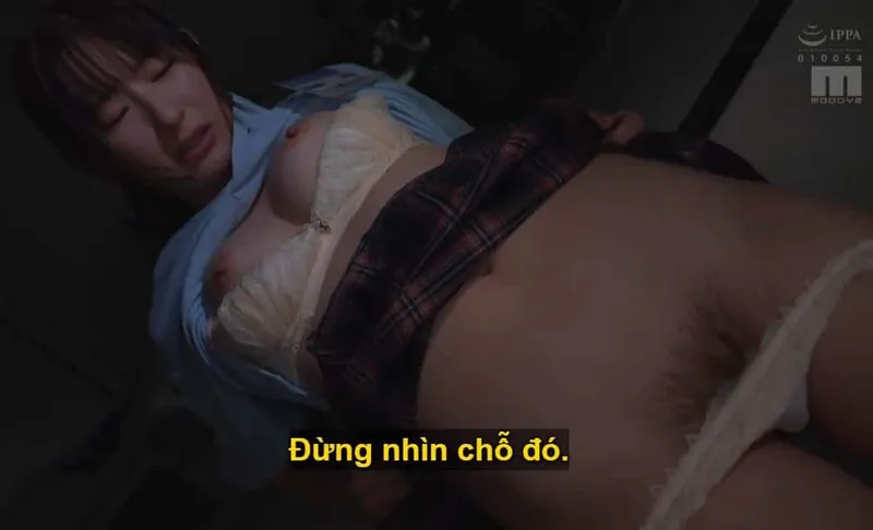 Sếp lớn mưu tính "làm tình" với em nhân viên kiêu kỳ lười nhác, suốt ngày bận chat chit cùng bạn trai.